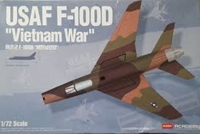 Huvudbild F-100D SUPER SABREVIETNAM WAR. SKALA 1/72