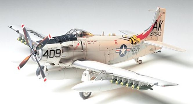 Huvudbild DOUGLAS A-1H SKYRAIDER. L=246mm. SKALA 1/48