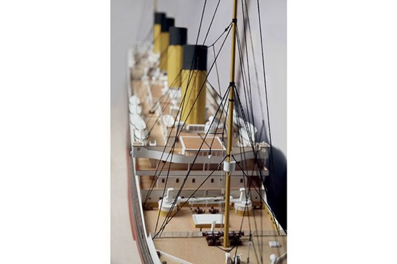 RMS TITANIC: KOMPLETT BYGGSATS MED TRÄSKROV. FÖR RC. 188X20X50 c