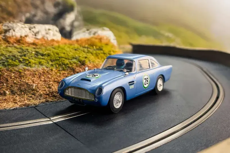 Scalextric Aston Martin DB5, blue/yellow, Historic GT Racing